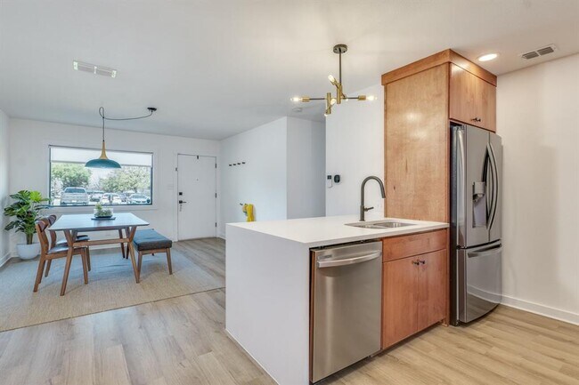 Building Photo - 905 Turtle Creek Blvd
