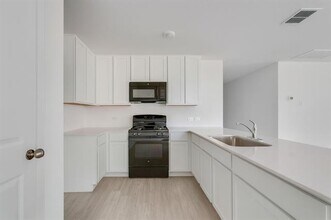 Building Photo - 923 Ponderosa Ln