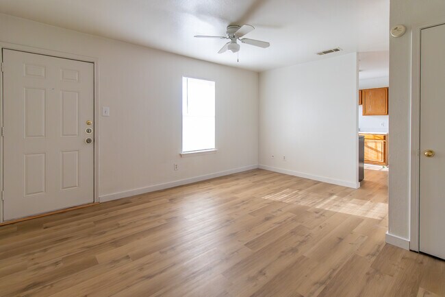 Building Photo - 1601 Benttree Dr
