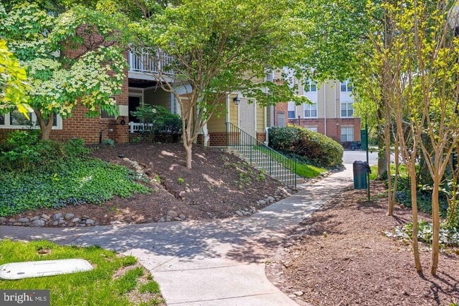 Foto del edificio - 2102 Highcourt Ln
