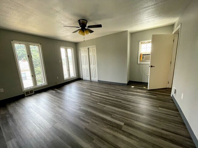 Photo - 2 bed 1.5 bath - Great Mt. Washington loca... House