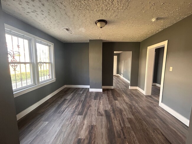 Building Photo - 5 bedroom in missionary ridge! Section 8 a...