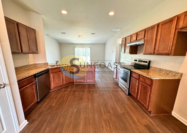 Building Photo - Farm Style Home Near Oakleaf!