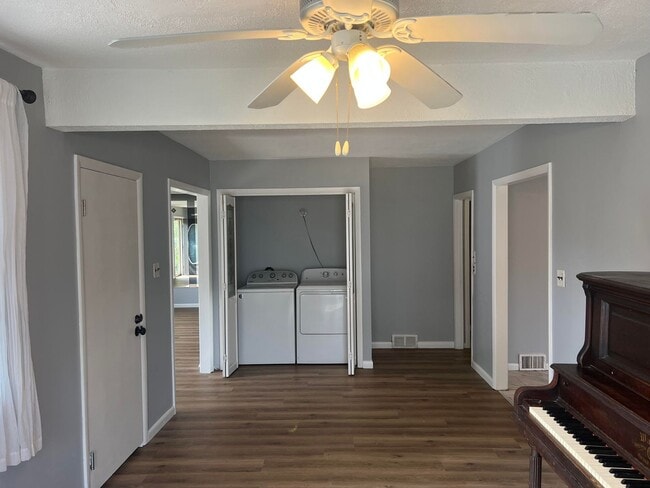 Building Photo - Updated Single Family Ranch Home with Fenc...