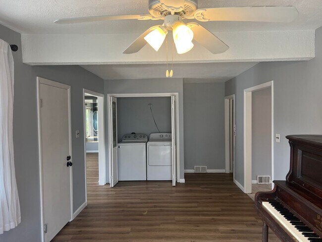 Building Photo - Updated Single Family Ranch Home with Fenced in Yard