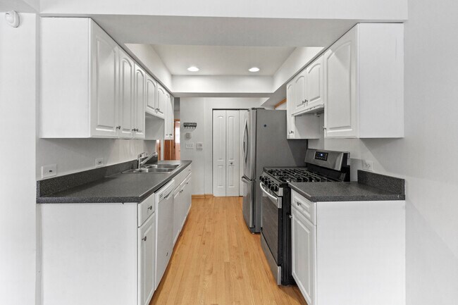 Foto del edificio - 2112 W Armitage Ave