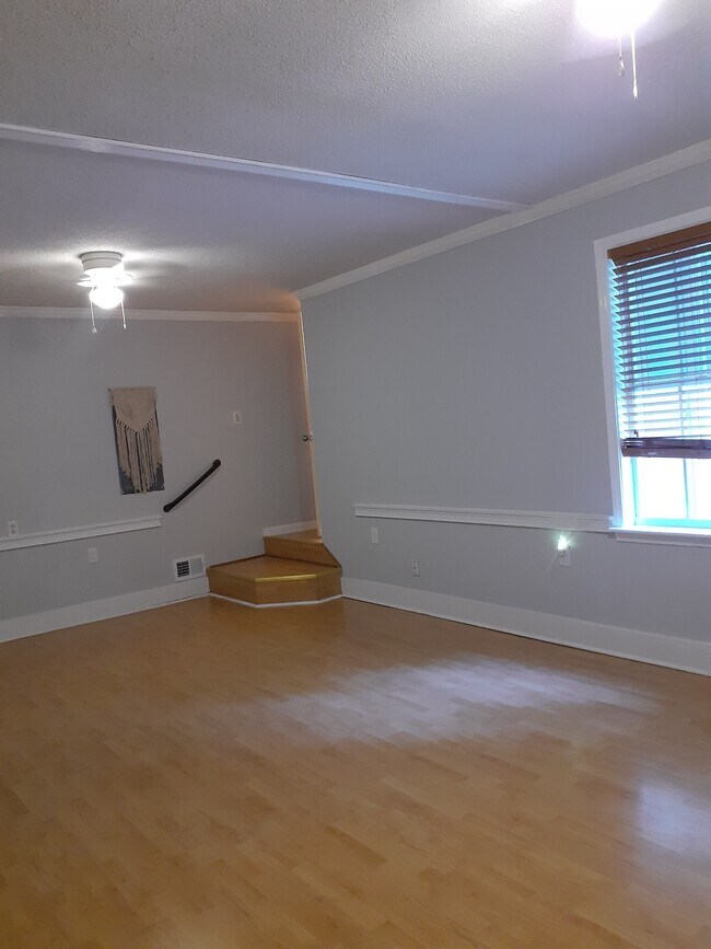Building Photo - 305 Oak Ridge Drive