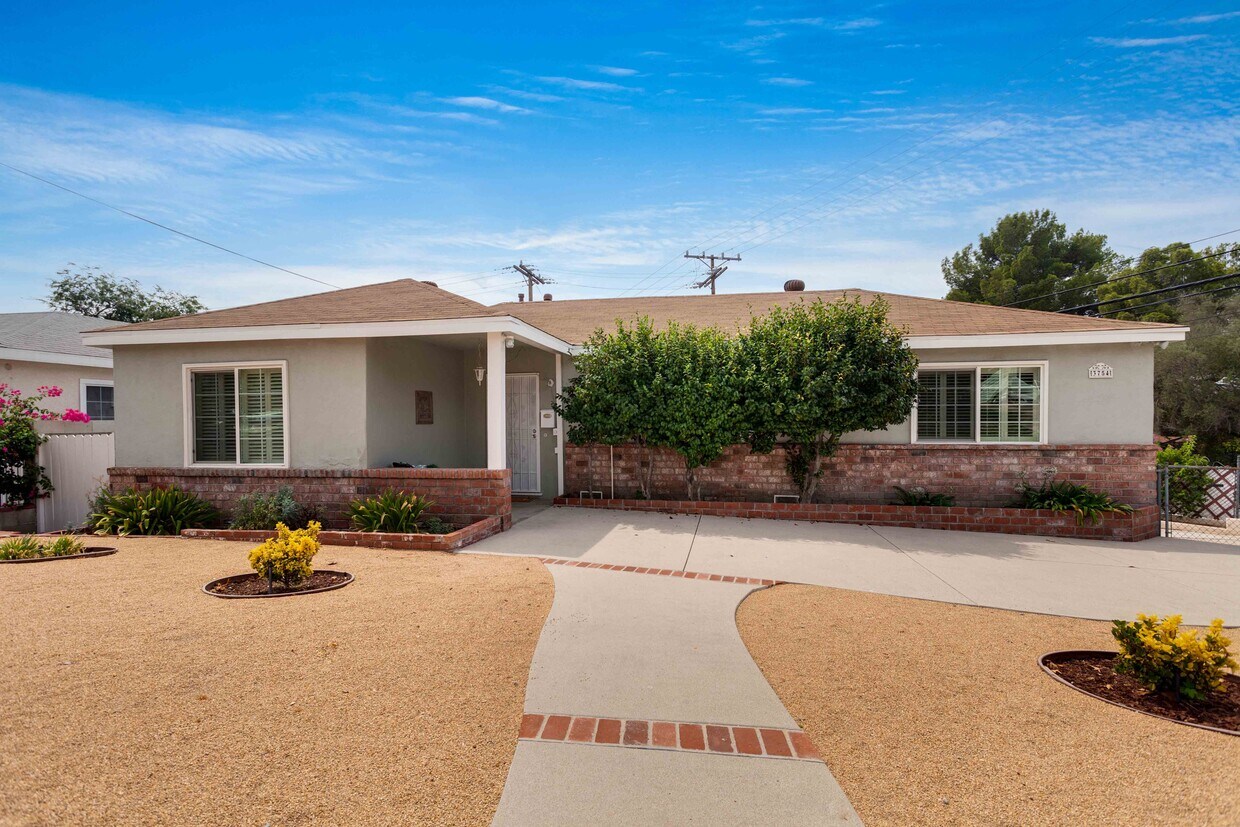 Primary Photo - 3754 Fairesta St