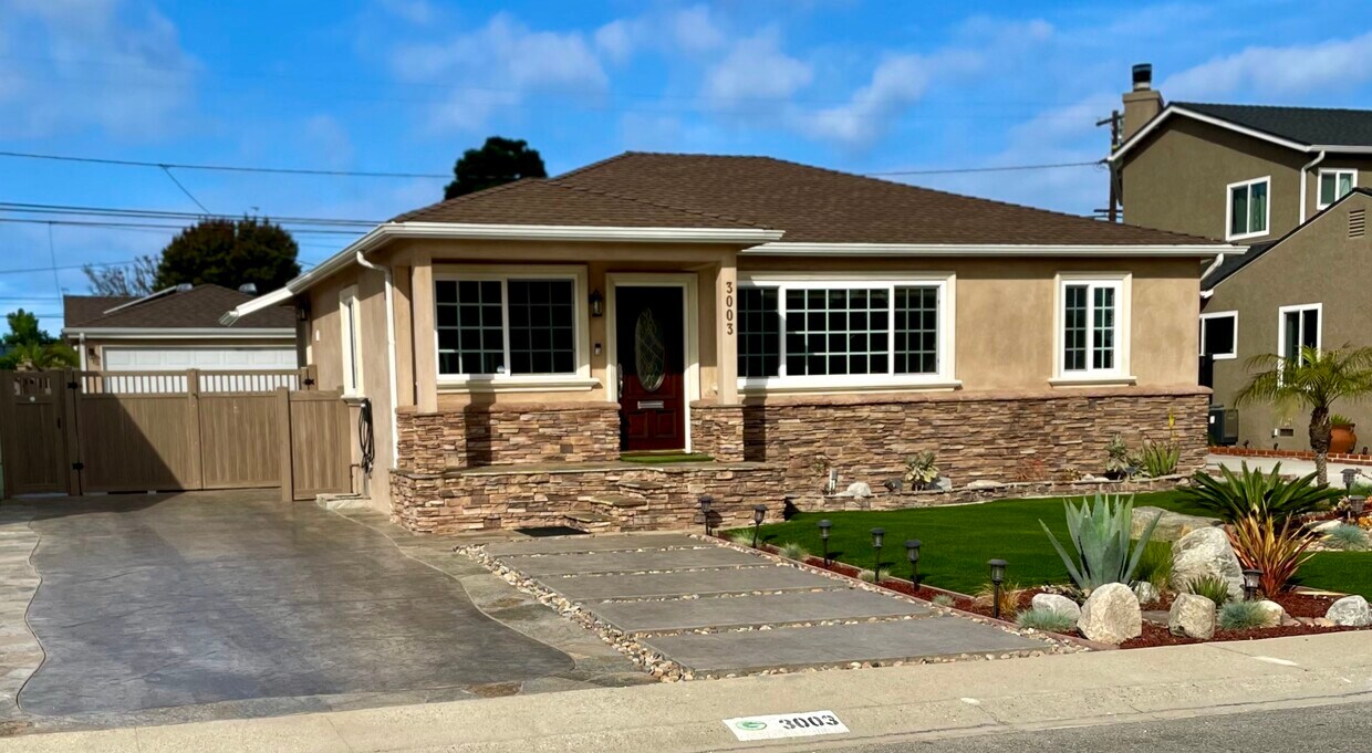 Primary Photo - 3003 Johnston Ave