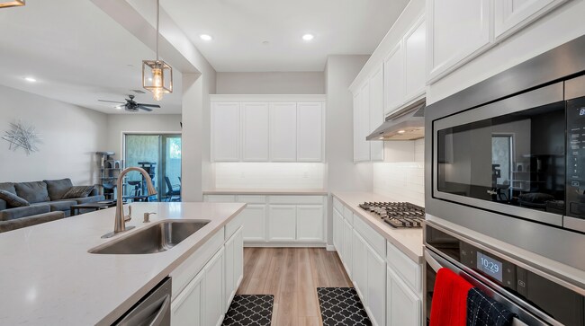 Cocina - 14027 W Desert Flower Dr