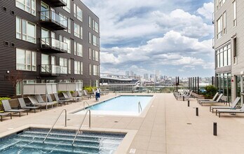 Building Photo - Cirrus