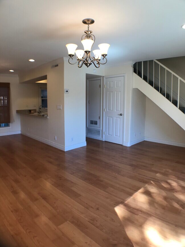 Building Photo - 235 Red Oak Dr W