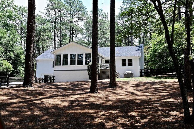 Building Photo - 440 Crestview Rd