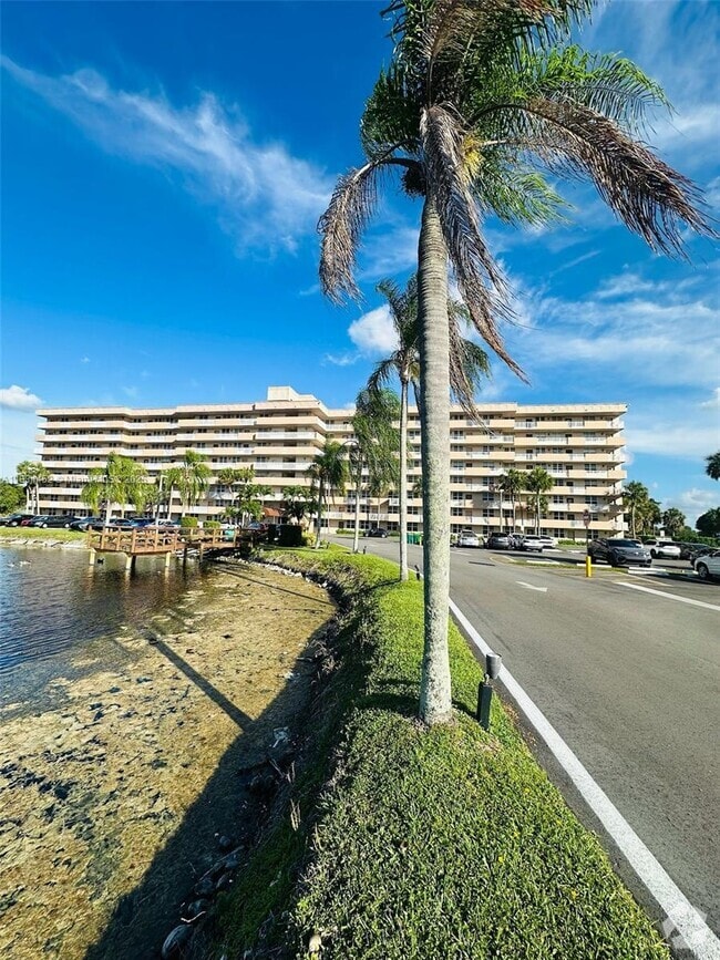 Building Photo - 250 Jacaranda Dr