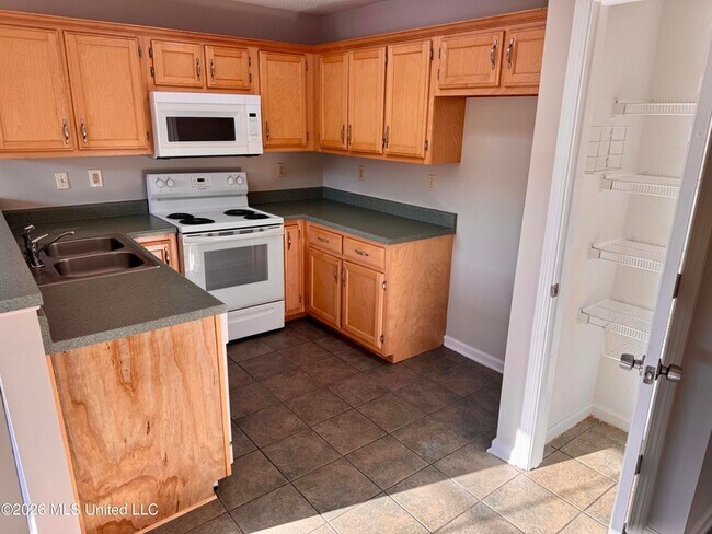 Foto del edificio - 8170 Clubview Dr