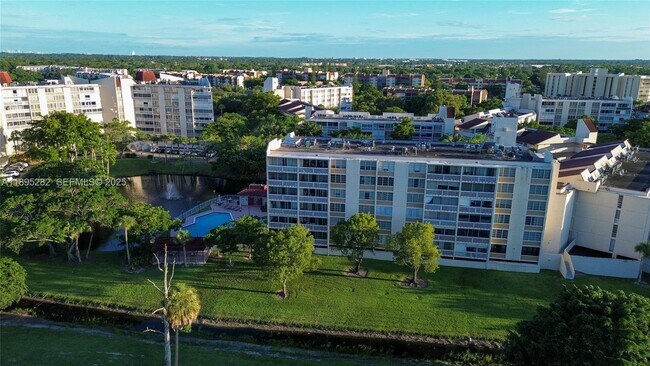 Foto del edificio - 7051 Environ Blvd