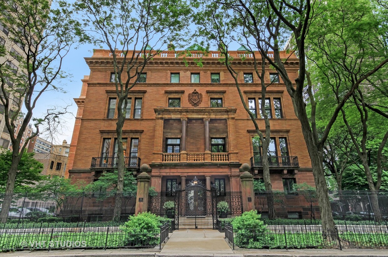 Primary Photo - 1500 N Astor St