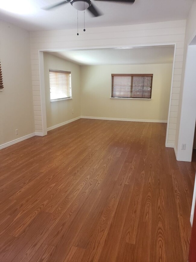 Building Photo - Adorable 2 bed / 1.5 bath with 1 car garage
