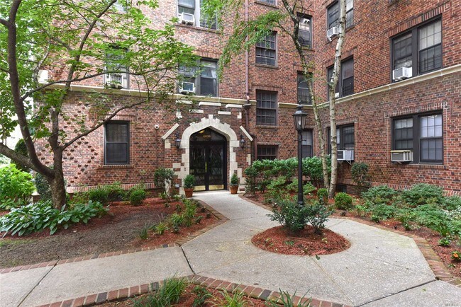 Foto del edificio - 68-36 Burns St