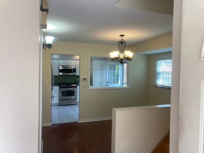 Building Photo - 419 E Valley Ln