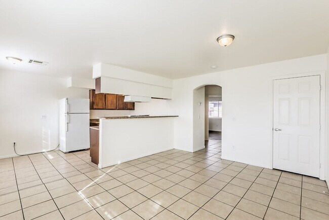 Building Photo - 3125 N Walnut Rd
