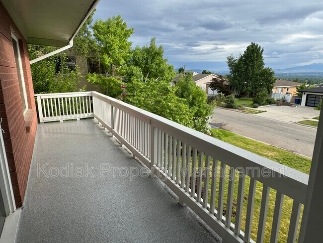 Building Photo - 2253 Scenic Dr E
