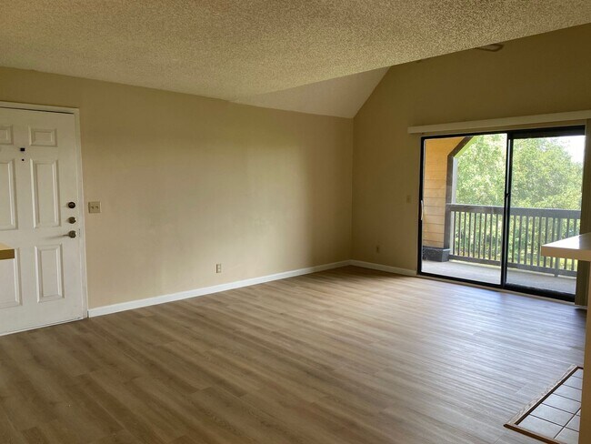 Foto del edificio - MOVE-IN SPECIAL!!!Charming 1-Bedroom Condo...