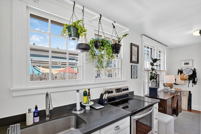 Foto del edificio - Gorgeous, Natural Light Filled Studio/1BA in Fairgrounds!
