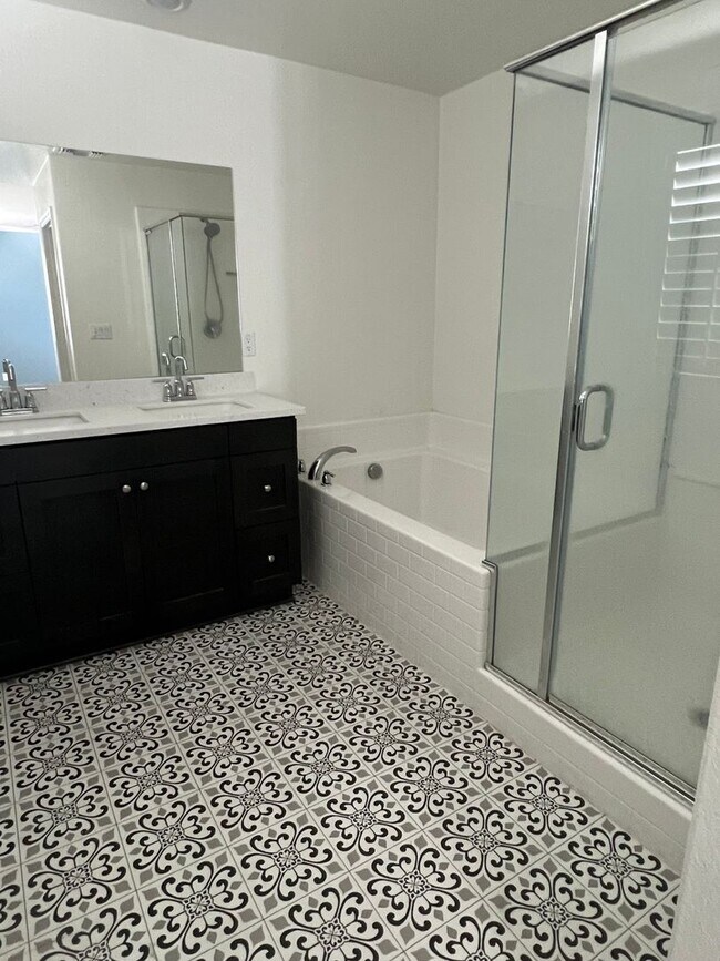 Foto del edificio - Large 5 bedroom home in Newer community in...