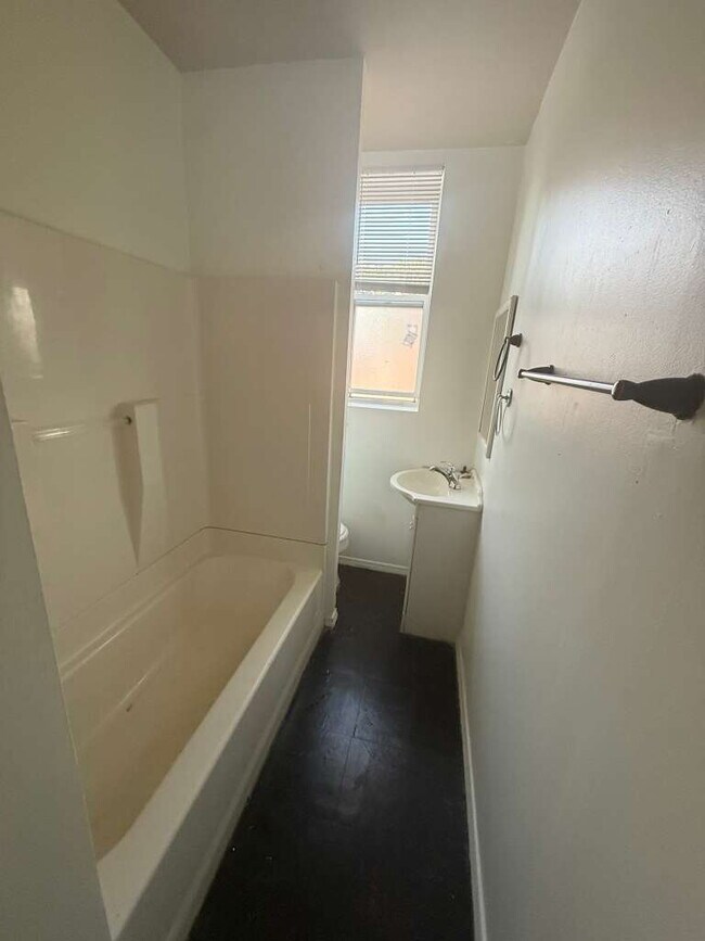 Foto del edificio - Spacious South City 2BR Home for Rent – $1...
