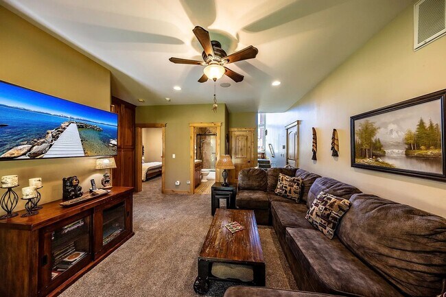 Building Photo - Large Mountain Luxury Home