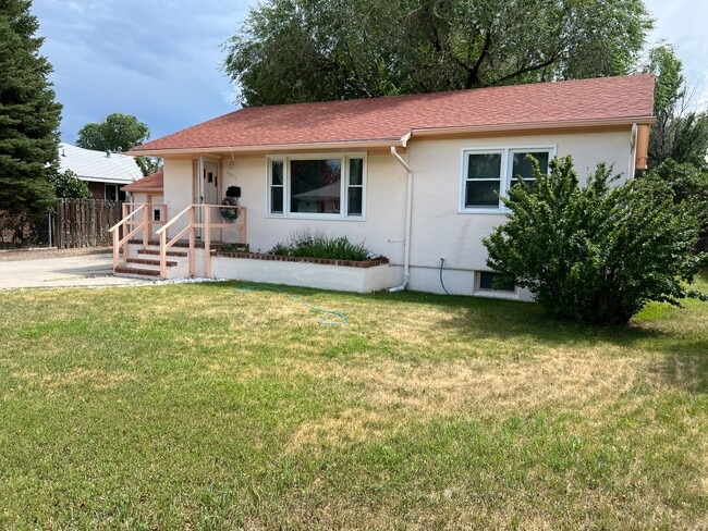 Foto del edificio - 4 Bedroom, 2 Bathroom Home with Large Fenc...