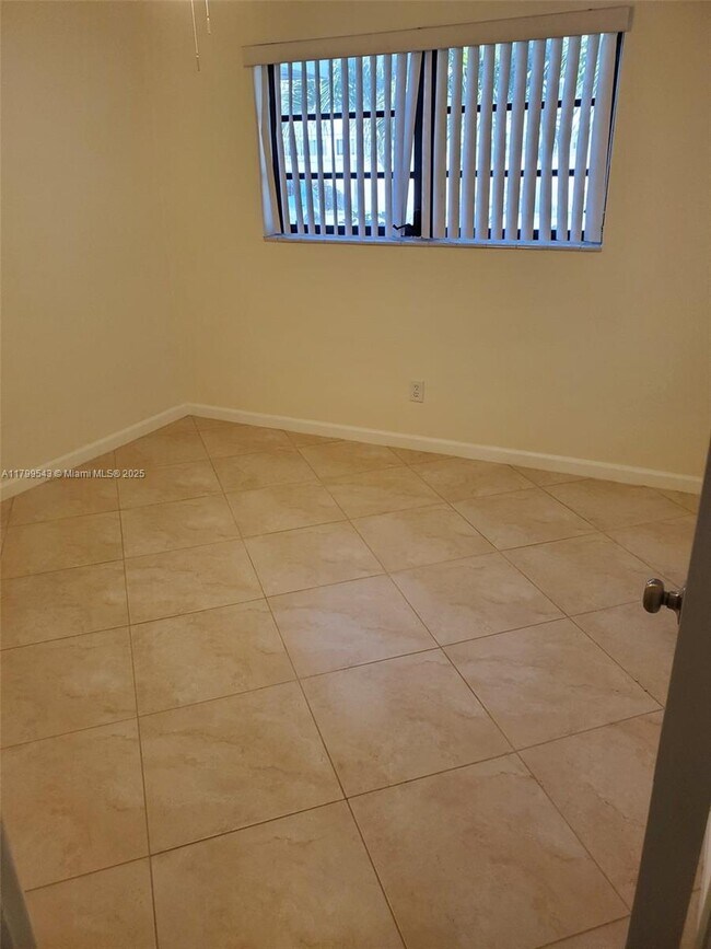 Foto del edificio - 2460 NE 215th St
