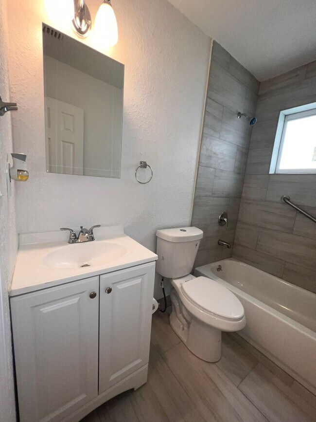 Foto del edificio - Lovely Renovated Cottage in Central Broward