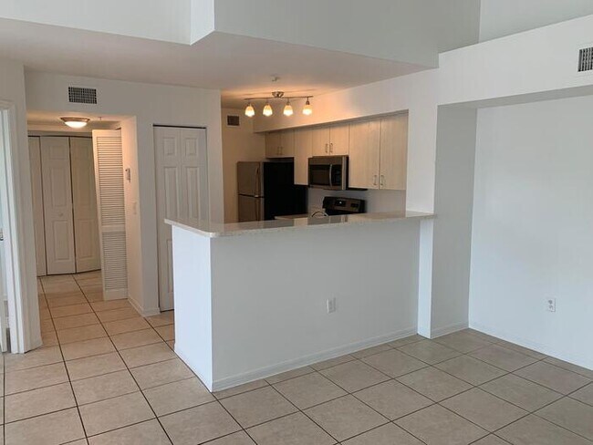 Building Photo - 15-305 1BED/1 DEN/1BATH