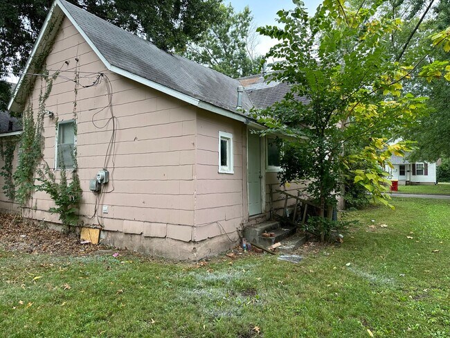 Building Photo - **NEW RENTAL LISTING** 2 BEDROOM, 1 BATH, ...