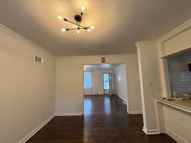 Foto del edificio - Adorable 3 bed, 1 bath, 1 car midtown bung...