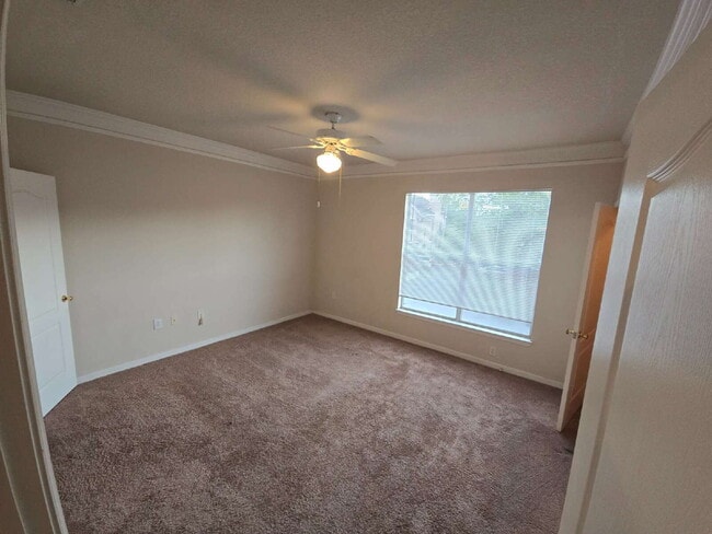 Building Photo - "Charming 1-Bedroom Condo Retreat in Tampa...