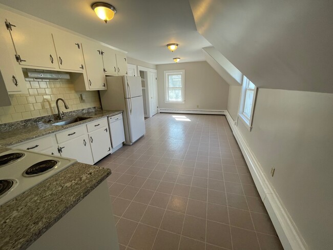 Large open space to eat inside kitchen - 19 Cottage St