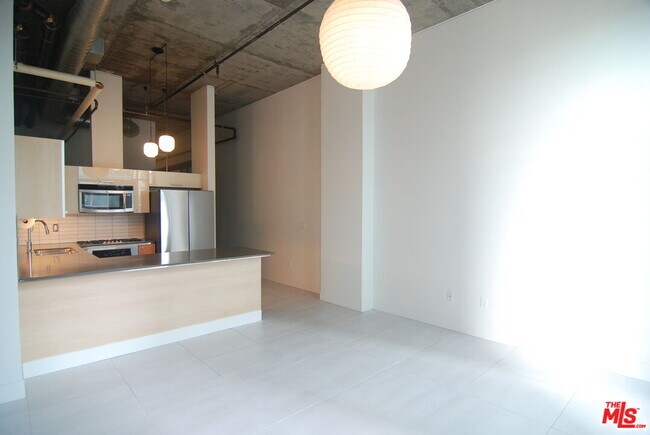 Foto del edificio - 645 W 9th St