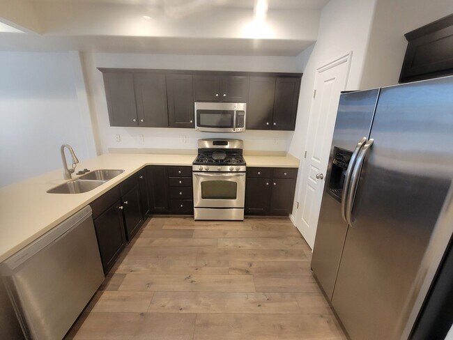 Building Photo - Absolutely GORGEOUS Townhouse!!!