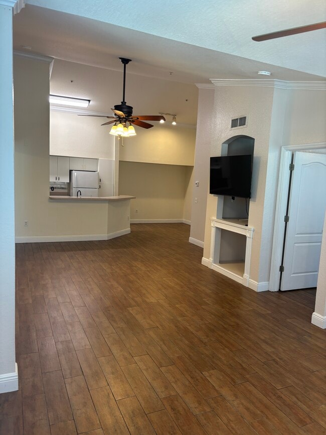 Building Photo - 4142 Central Sarasota Pkwy