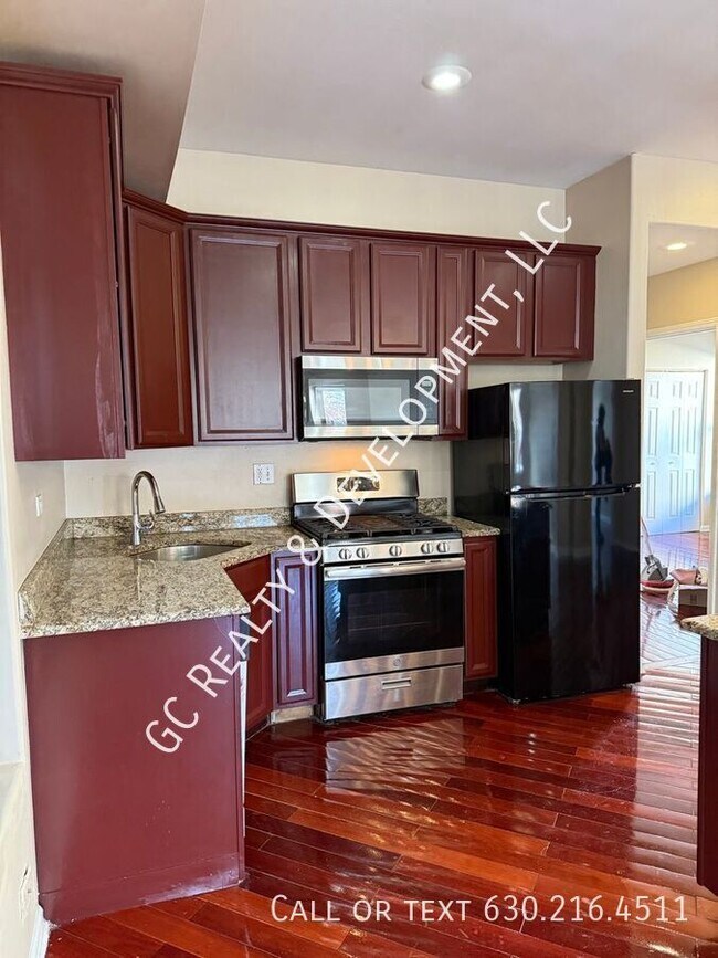 Building Photo - 5816 S Michigan-Unit 2