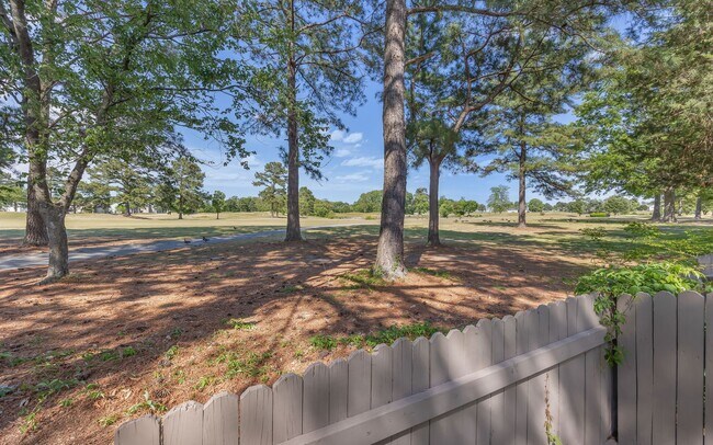 Foto del edificio - READY NOW!! 3-Bedroom Townhome w/Attached Garage! Golf Course Views - Pet Friendly - All Appliances!