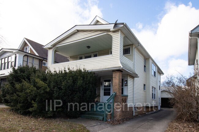 Building Photo - Charming 2BD Lakewood UP