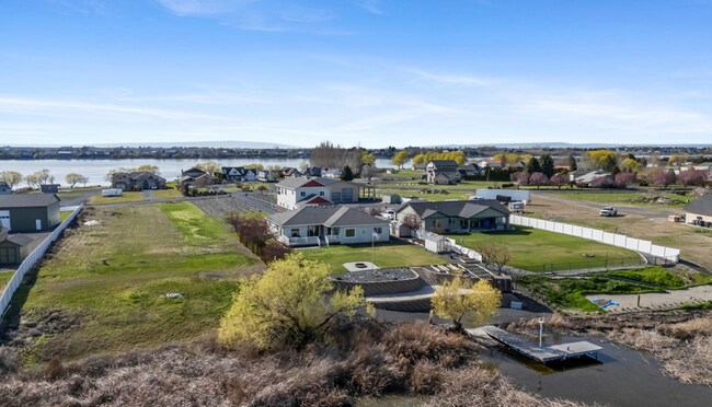 Building Photo - Lakefront Home in Cascade Valley