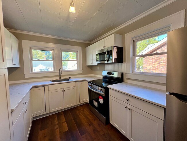 Building Photo - Two bedroom, 1 bath house in Burlington