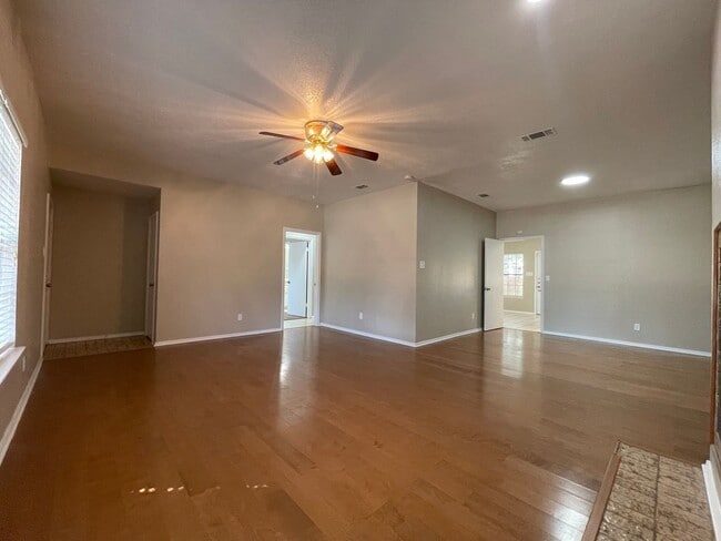 Building Photo - AVAILABLE NOW 2 BEDROOM 2 BATH TOWNHOME IN...