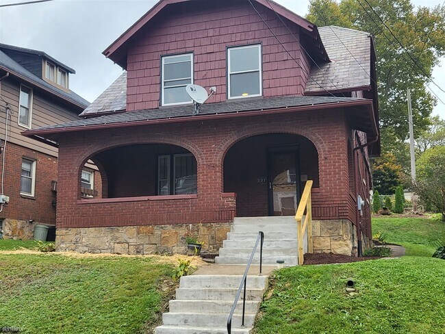 Building Photo - 3 br, 1.5 bath House - 227 North Monroe St...