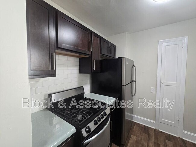Foto del edificio - 1104 W Friendly Ave